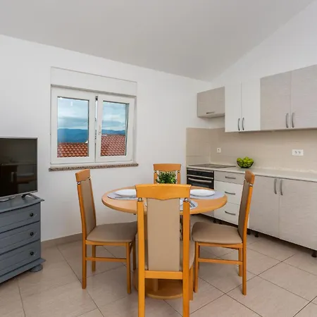 2 Bedroom Lovely In Omišalj