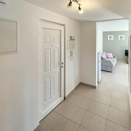 Apartamento 2 Bedroom Lovely In Omišalj